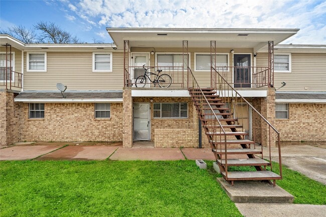 Building Photo - 2729 Main St