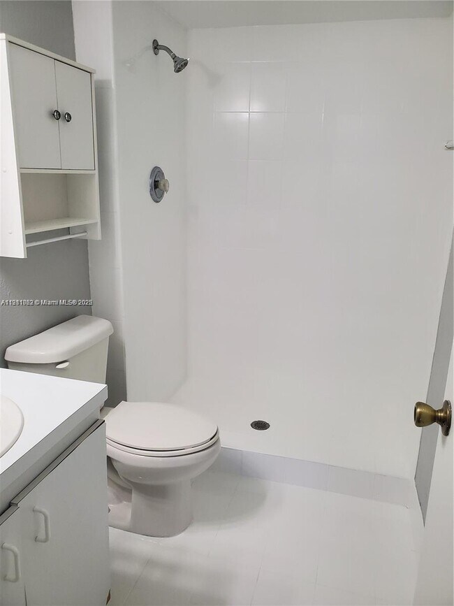 Building Photo - 9310 Fontainebleau Blvd