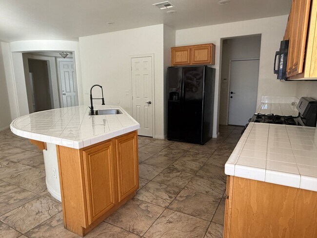 Building Photo - Beautiful three Bedroom, 2 Bath Home