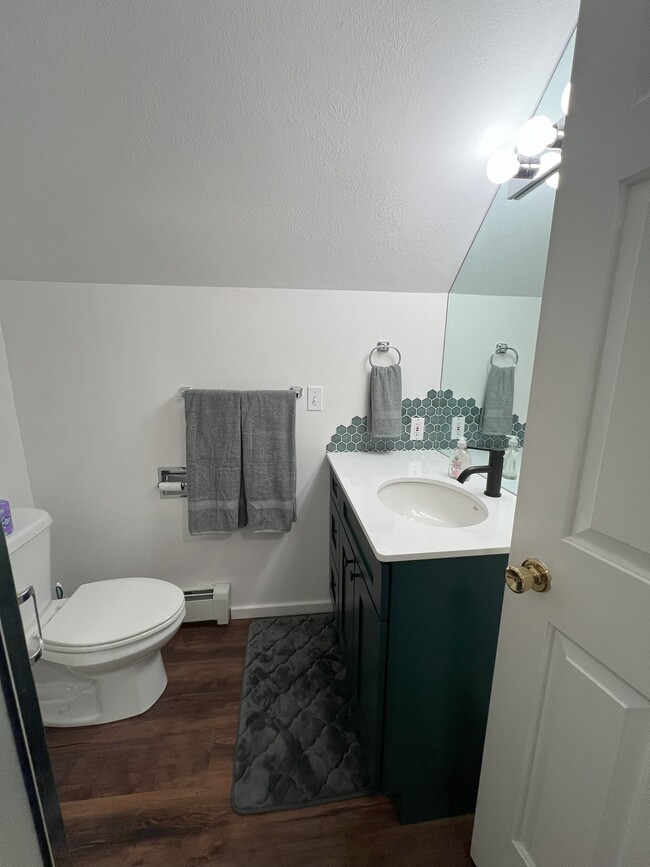 Upstairs Bathroom - 1005 Woodland Dr