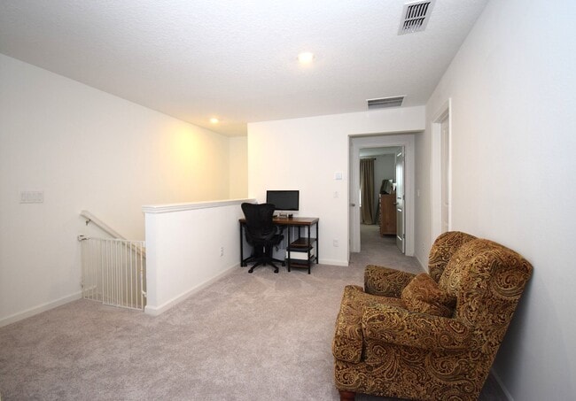 Building Photo - Spacious 3-bedroom, 2.5-bath townhome