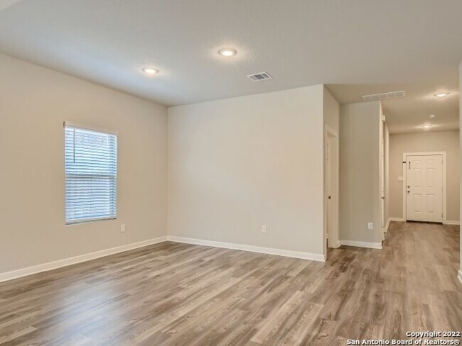 Building Photo - 5 Bedrooms with Tons of Indoor and Outdoor...