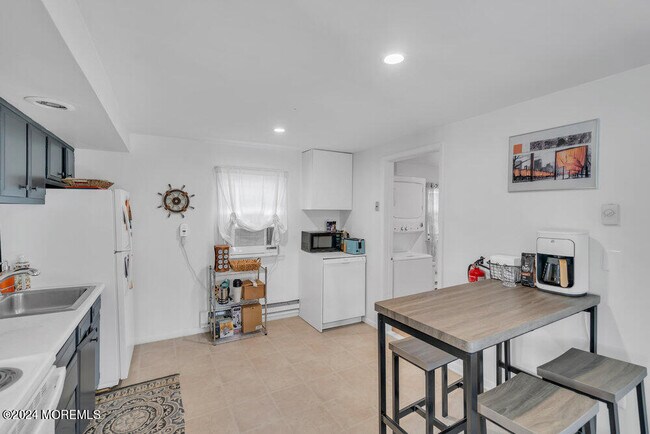 Building Photo - 607 6th Ave