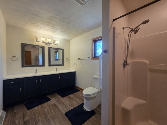 Building Photo - Multi generational Home New London