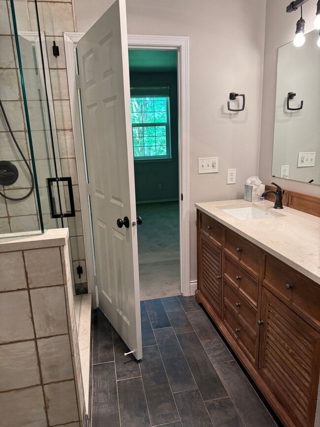 Building Photo - Gorgeous Townhome with W/S/G AND Gas!