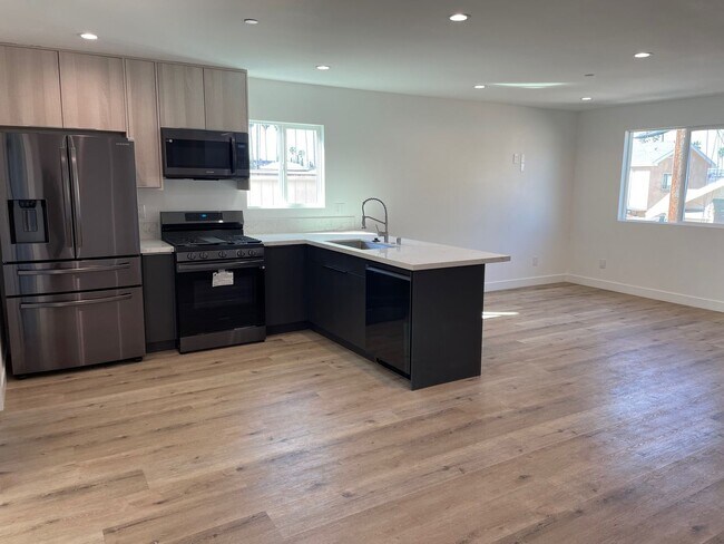 Building Photo - ALL DECEMBER & JANUARY FREE! Spacious 3 Bedroom 3.5 Bath + Den in Prime Thai Town Location!