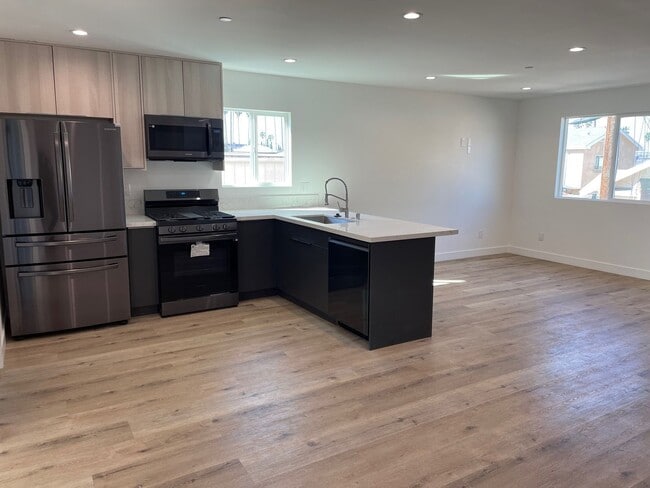 Building Photo - ALL JANUARY & FEBRUARY FREE! Spacious 3 Bedroom 3.5 Bath + Den in Prime Thai Town Location!