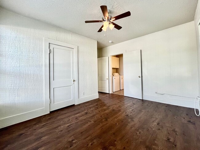 Building Photo - 521 W Collins St