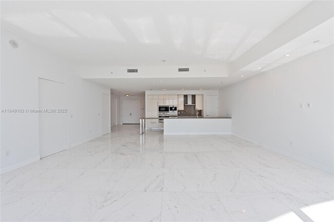 Building Photo - 17475 Collins Ave