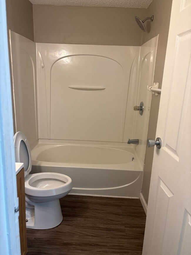 Building Photo - Spacious Split-Level Comfort & Modern Style in Columbus!