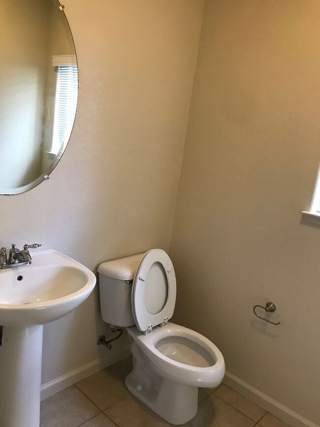 Building Photo - 4 Bedroom Home Close to Gym and Shopping-$...
