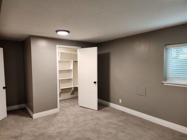 Building Photo - Great 5 Bed 3 Bath Remodeled Home