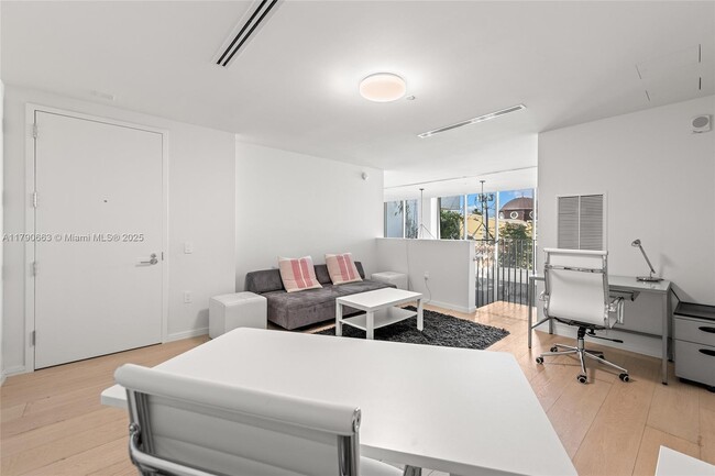 Building Photo - 300 Collins Ave