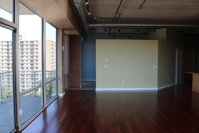 Building Photo - 350 N Main St