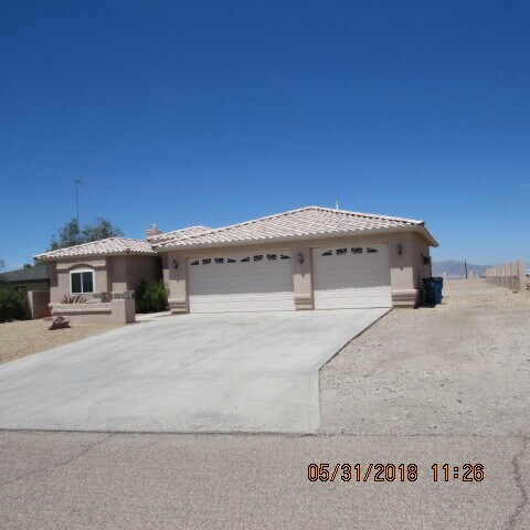 Building Photo - 3 Bedroom 2 bathroom 3 car garage