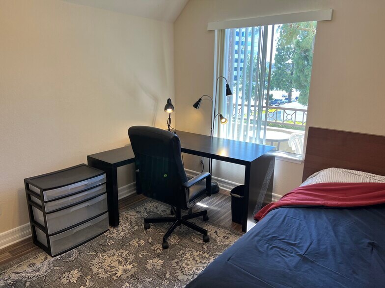 Building Photo - 8889 Caminito Plz