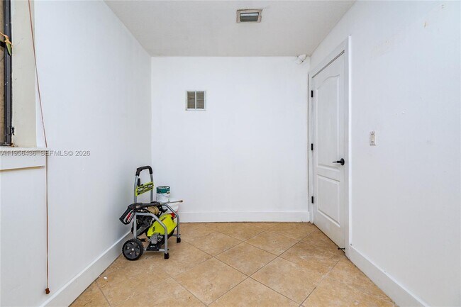 Building Photo - 2819 Coconut Ave