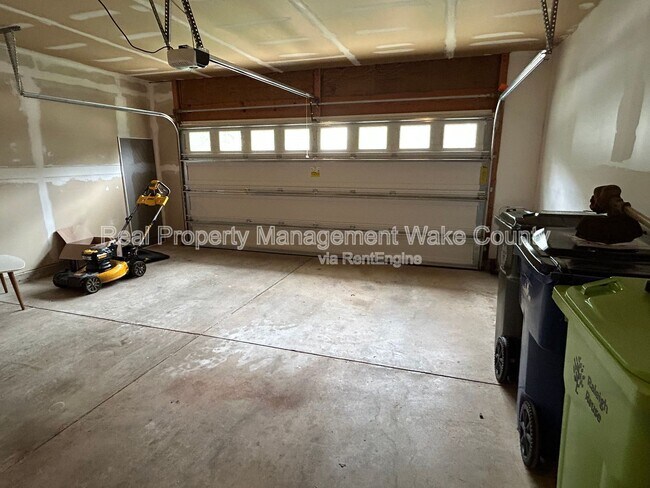 Building Photo - 2500 Valley Haven Dr