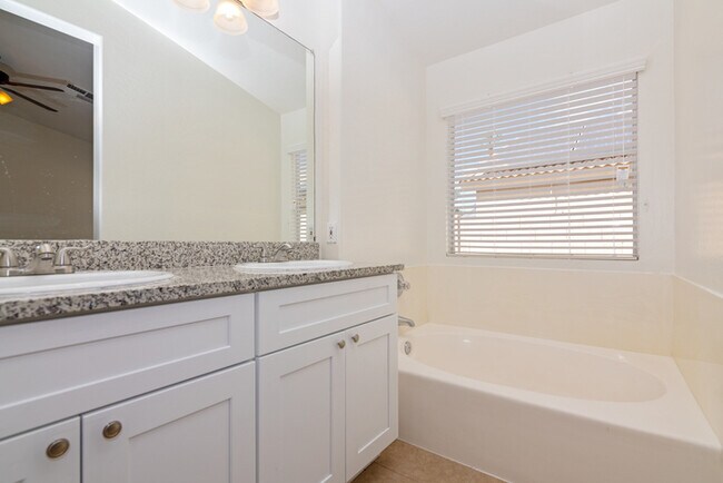 Building Photo - Move-in ready home in Mesa!