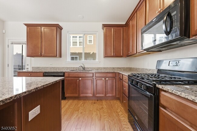 Building Photo - 38 Bond St