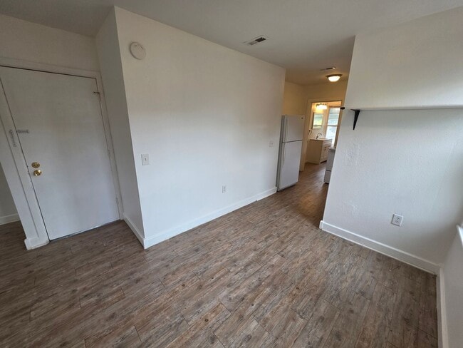 Building Photo - 613 W Knox Ave