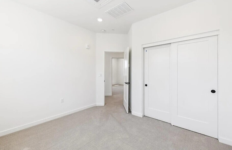 Building Photo - 818 Redberry Way