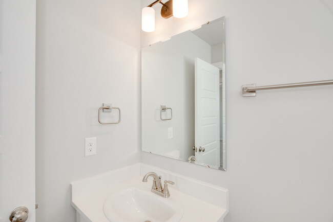 Building Photo - Brand New Townhome!