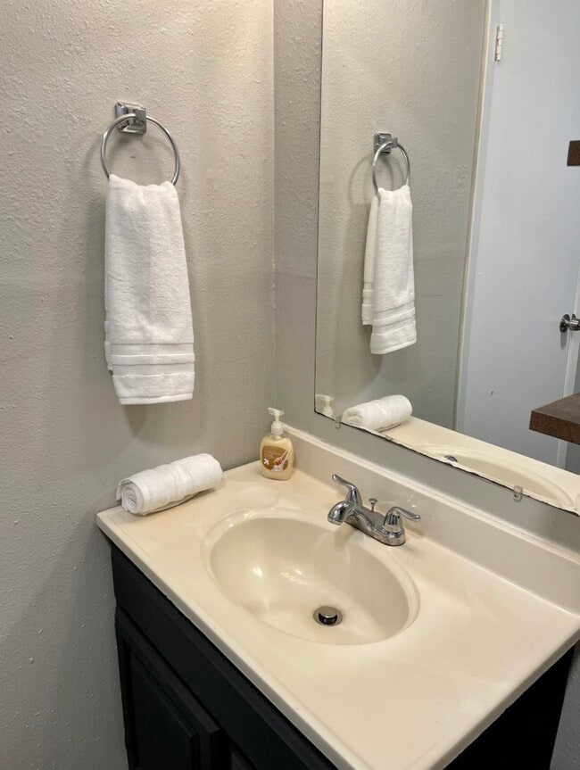 Building Photo - 336 Victor St