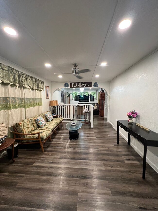 Building Photo - Beautiful Home-4/2/2 & Fenced Yard