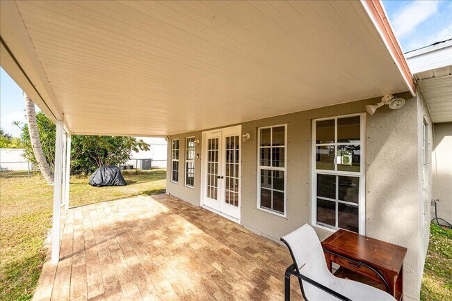 Building Photo - 1969 SE Redwing Cir