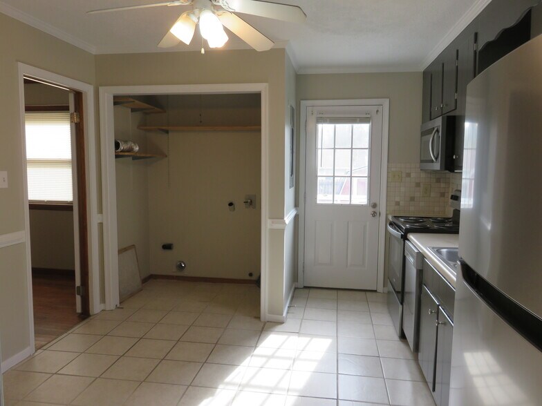 Building Photo - 231 N Mapleleaf Ave