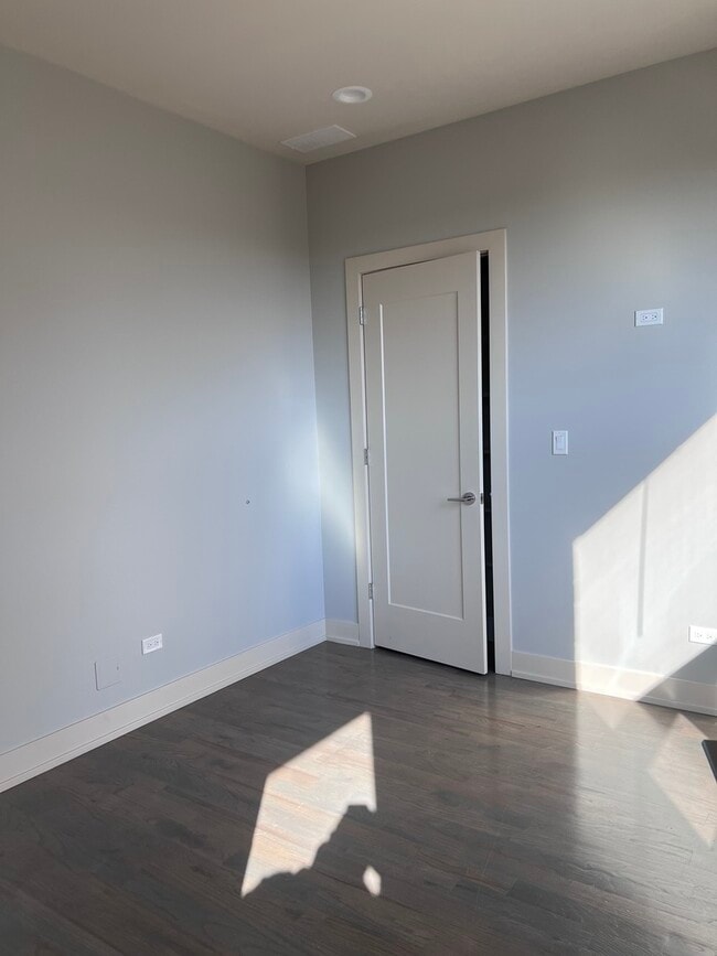 Building Photo - 1208 E 64th St