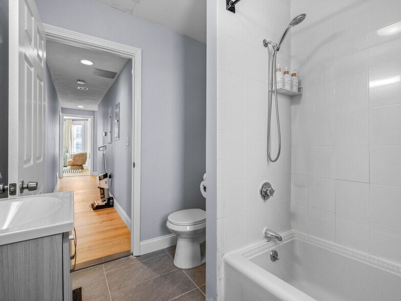 Building Photo - 168 School St