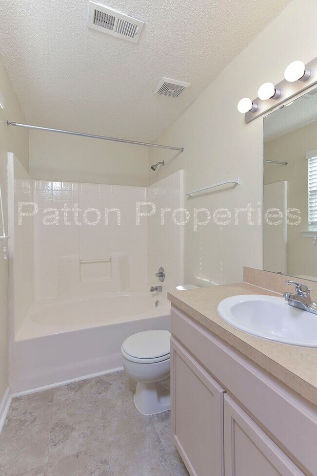 Building Photo - 295 Legend Oaks Dr