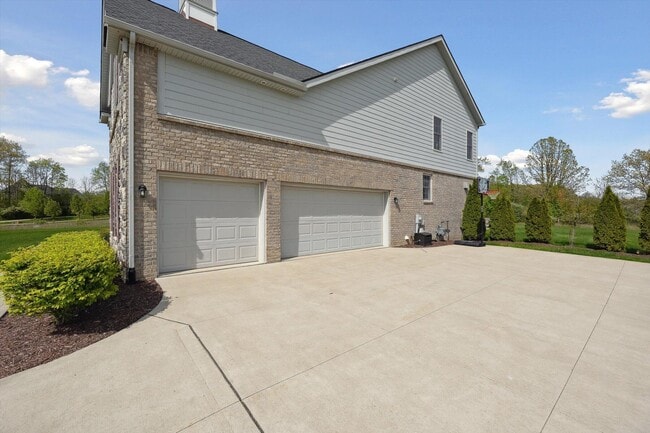 Building Photo - 1840 Tapadera Dr