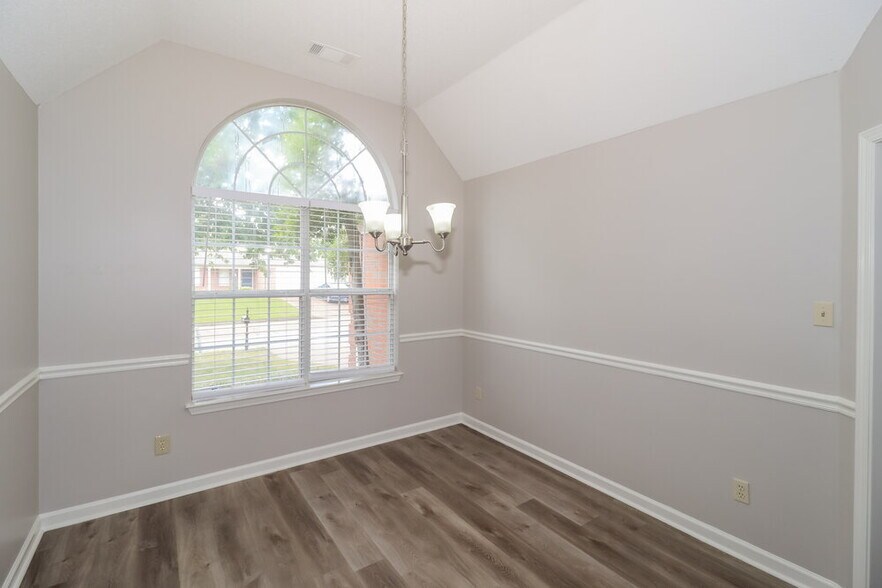 Building Photo - 8891 Hidden Springs Cove