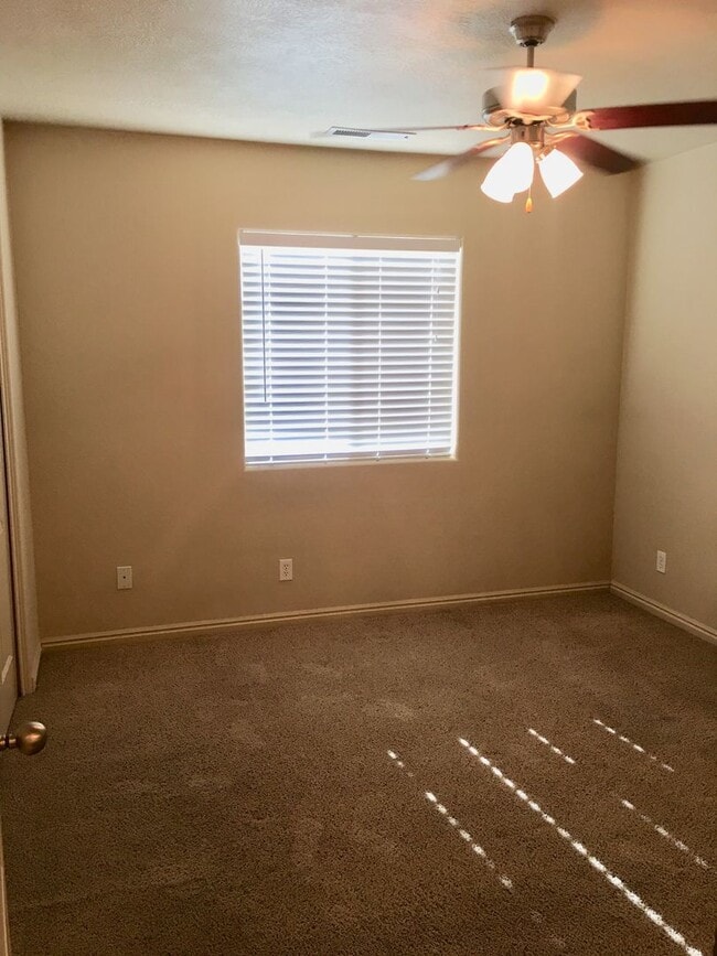Building Photo - 3-BR Townhome in Fox Cove