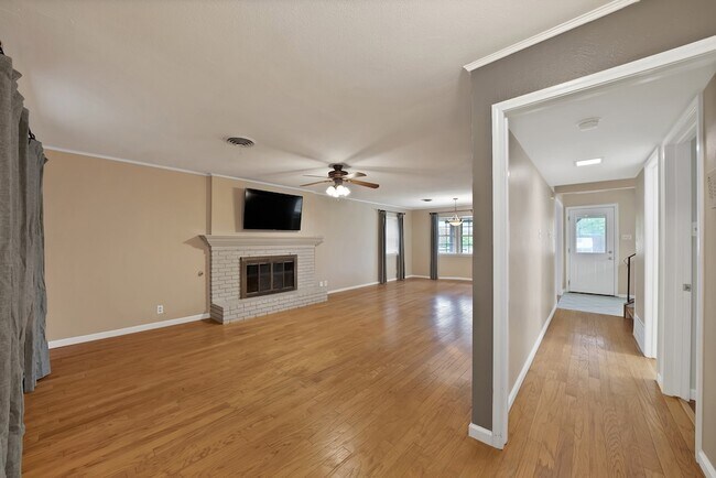 Building Photo - 526 Waggoner Dr