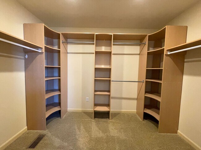 Building Photo - $0 DEPOSIT OPTION. 4BED/2.5BATH IN AURORA'S KINGSBOROUGH NEIGHBORHOOD