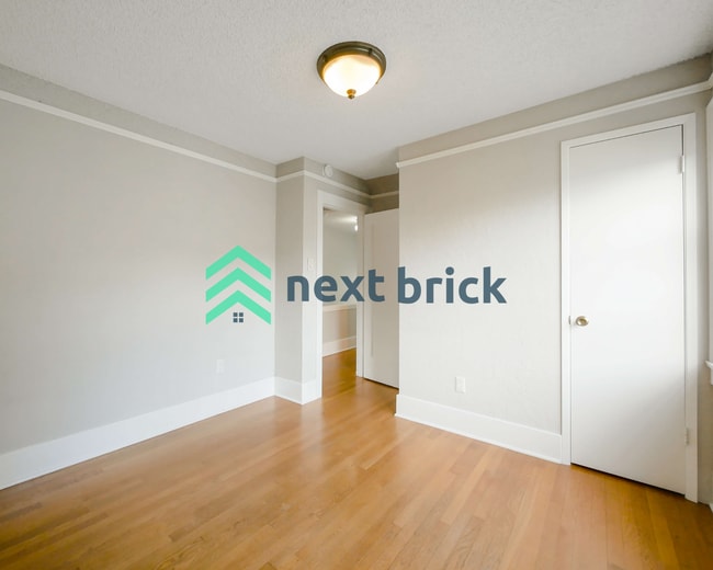 Building Photo - 4 Bed and 3 Bath Queen Anne Craftsman Hous...