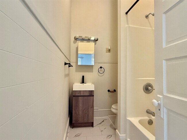 Building Photo - 1427 Church St