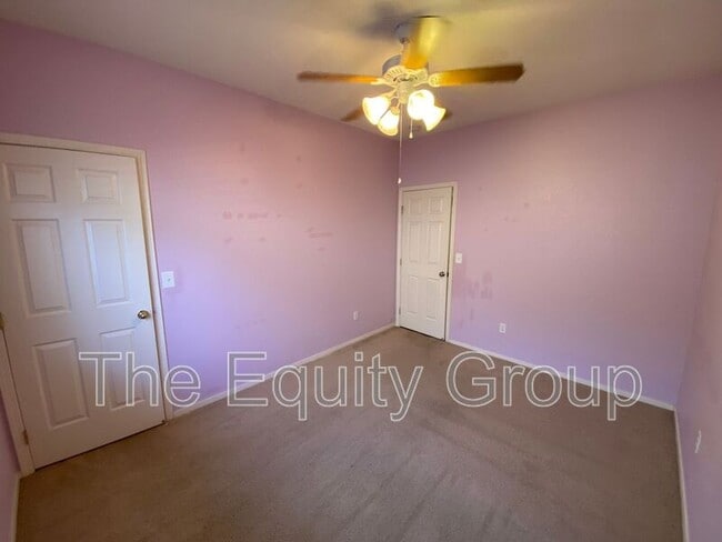Building Photo - 2643 W Oakridge Ave
