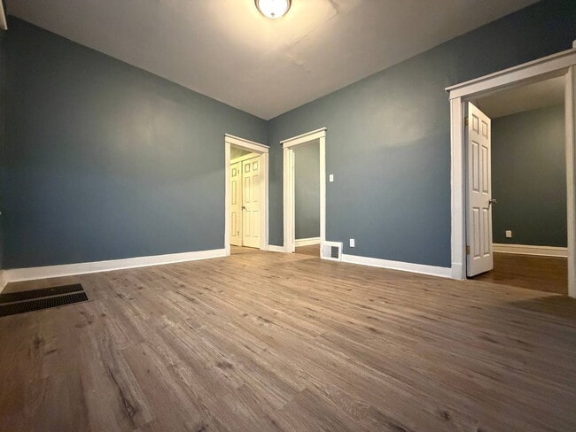 Building Photo - Updated 4 Bedroom Home with Off-Street Parking