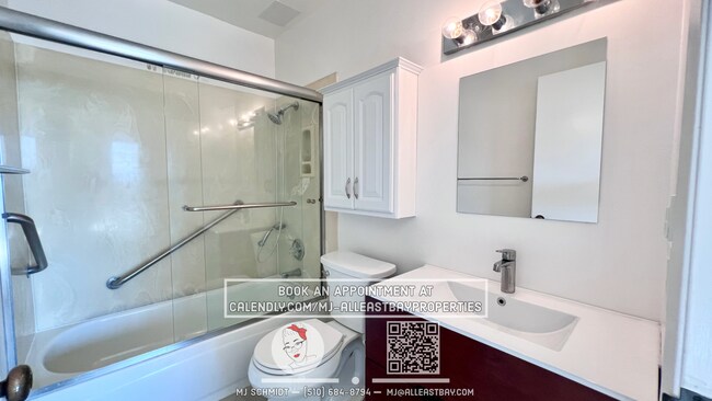 Building Photo - One of a kind 2bd/2bth with breathtaking views of the Bay, includes water, garbage, 1 parking spo...