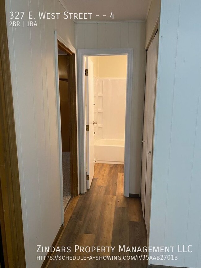 Building Photo - Updated 2 bedroom 1 bathroom apartment loc...