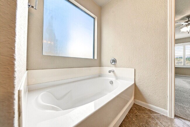 Building Photo - VIEWS VIEWS VIEWS! Ask about our rent incentives and Book your self guided tour today!