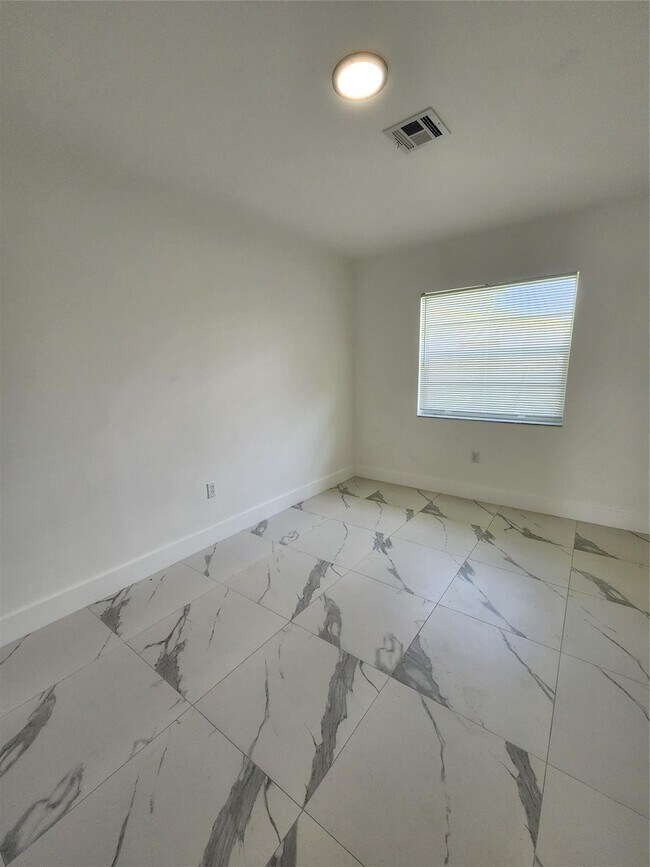 Building Photo - 2466 Lincoln St