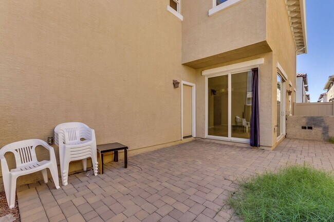 Building Photo - 860 S Adam Way