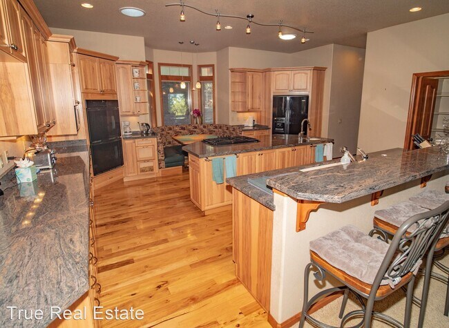 Building Photo - 4 br, 3.5 bath House - 243 E Jeffrey Pine Rd