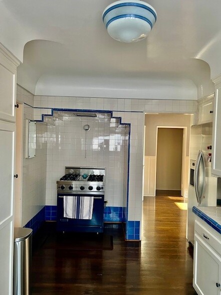 Kitchen stove nook - 1039 S Alfred St